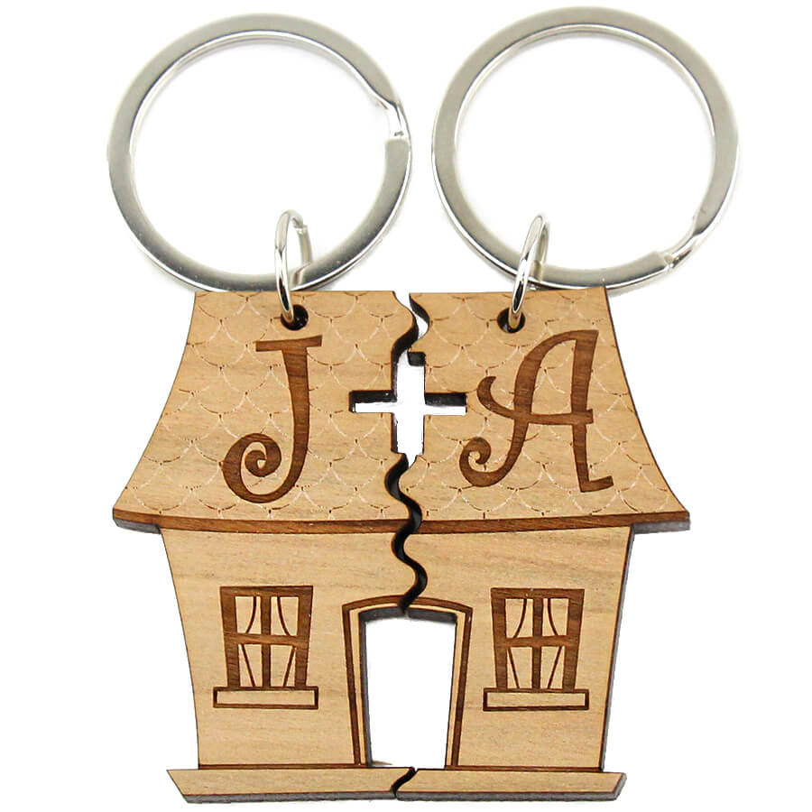 idée cadeau crémaillère : porte-clés en bois massif comme cadeau  personnalisé